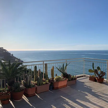 Penthouse With A Sea View In Apartman Alassio
