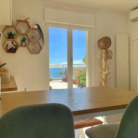 Penthouse With A Sea View In Apartman Alassio