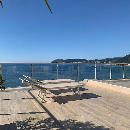 Penthouse With A Sea View In Apartmán Alassio